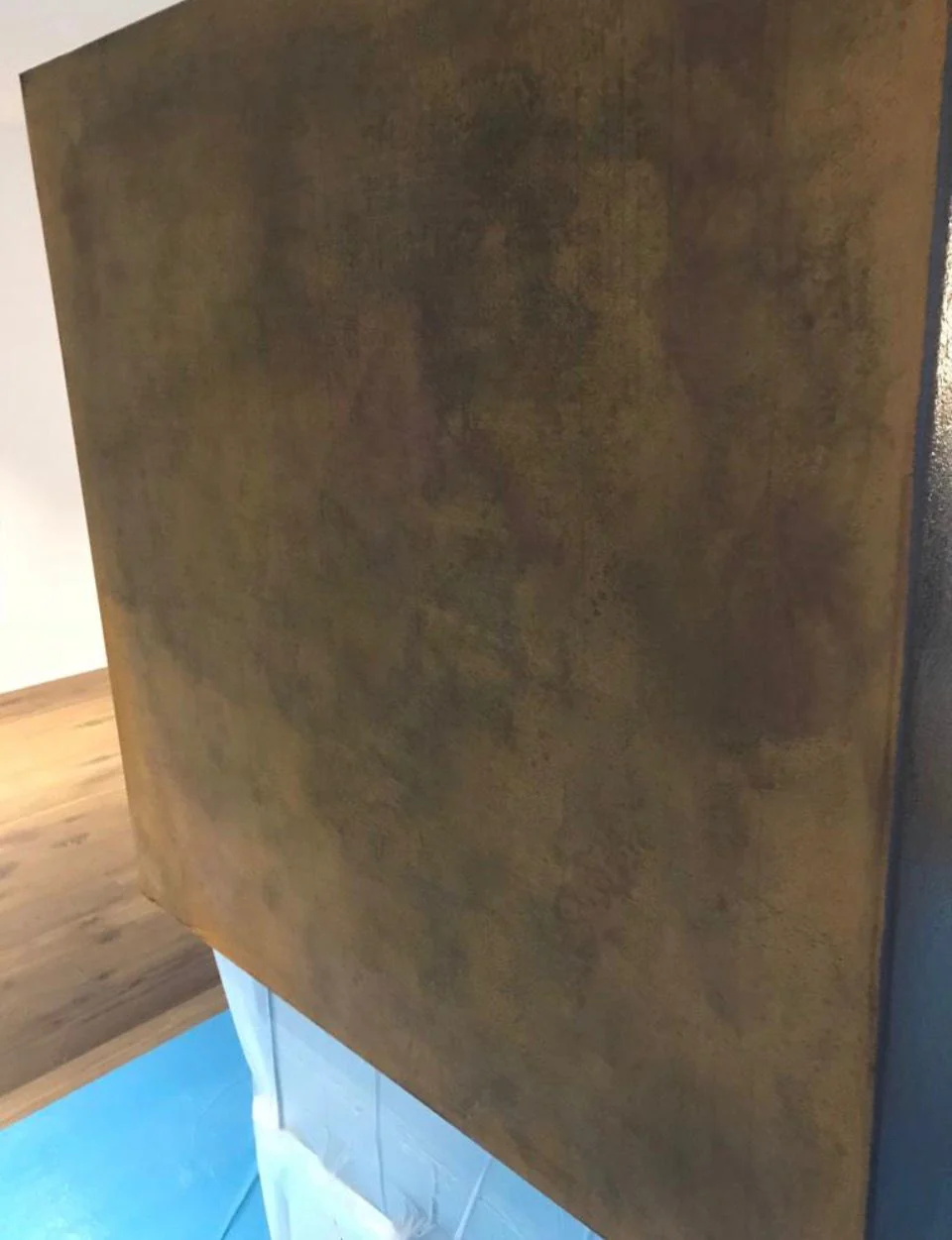 Detail einer dekorativen Kompass-Wandstruktur