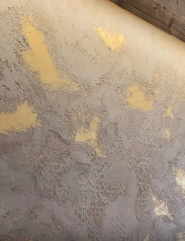 Goldene Akzentwand mit strukturierter Oberfläche