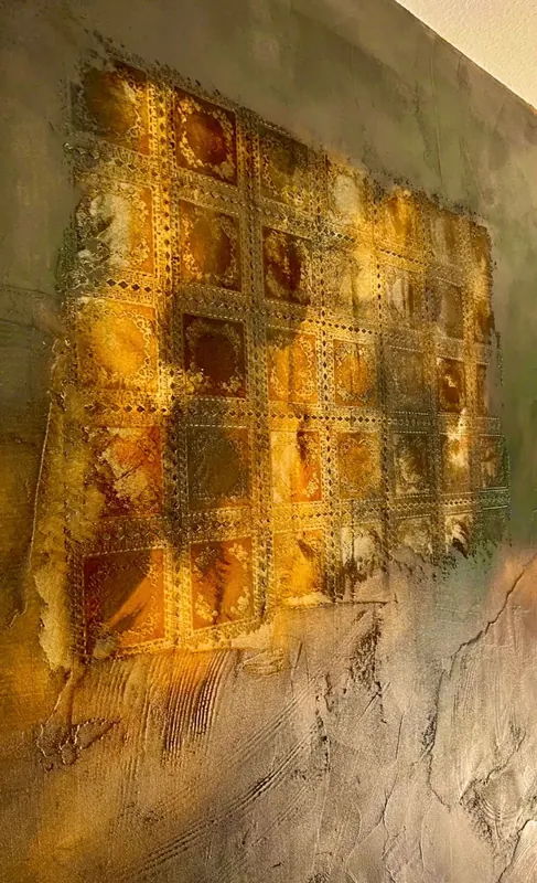 Dunkle mineralische Wandgestaltung im Badezimmer